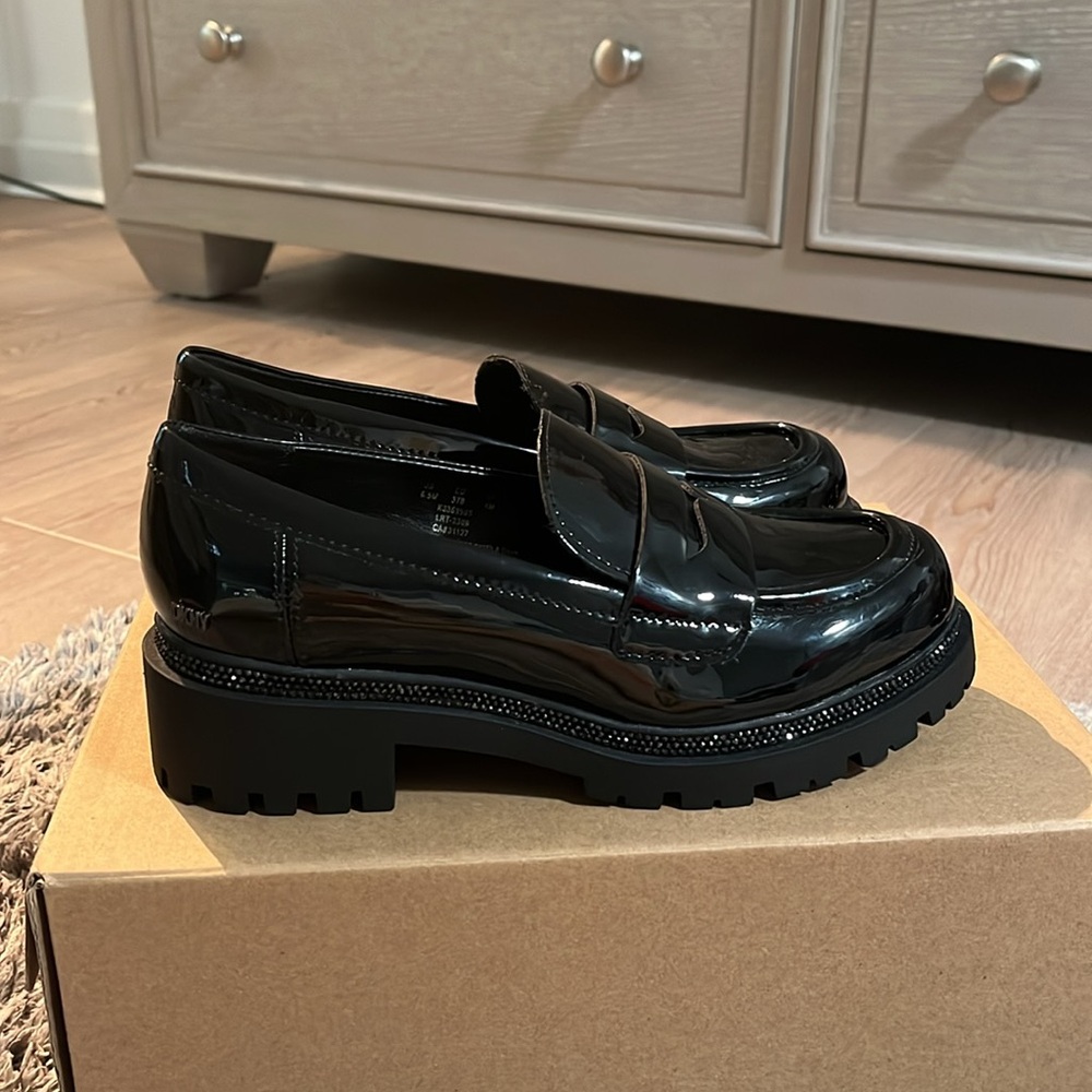 DKNY PATENT LUG SOLE LOAFERS - NEW